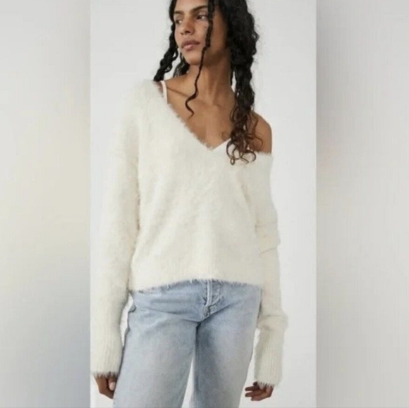 Free People Serendipity Fuzzy Sweater White Size Small NWT - Picture 1 of 12